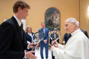 La battuta del Papa, pronunciata in un contesto informale, «Basta che non mi portiate Sinner», si è rivelata un gioco di parole che ha divertito il pubblico, essendo “Sinner” in inglese tradotto come “peccatore”.