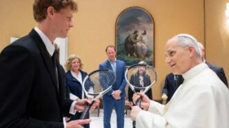 La battuta del Papa, pronunciata in un contesto informale, «Basta che non mi portiate Sinner», si è rivelata un gioco di parole che ha divertito il pubblico, essendo “Sinner” in inglese tradotto come “peccatore”.
