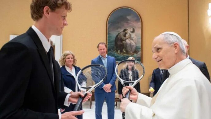 La battuta del Papa, pronunciata in un contesto informale, «Basta che non mi portiate Sinner», si è rivelata un gioco di parole che ha divertito il pubblico, essendo “Sinner” in inglese tradotto come “peccatore”.