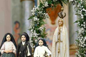Nel 1917, la Vergine Maria apparve a tre pastorelli, richiedendo penitenza e conversione