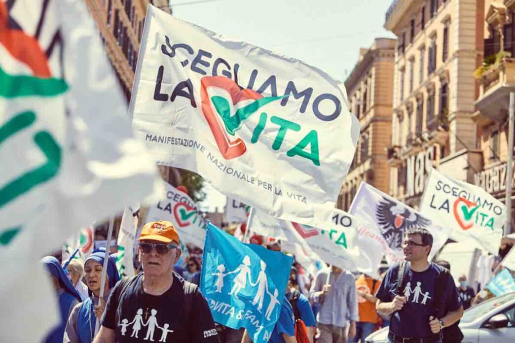Manifestazione per la vita a Roma: 10 maggio, Piazza della Repubblica, quarta edizione dell'evento che difende il diritto alla vita.