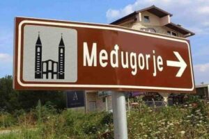 Medjugorje non è solo un luogo di preghiera, conversione, guarigione, pace e miracoli, ma si trova nel cuore dell’Erzegovina, un’area immersa in una natura lussureggiante, con fiumi color smeraldo e imponenti montagne. Il silenzio, l’assenza di traffico e di industrie contribuiscono a uno stile di vita rilassato, ideale per allontanarsi dallo stress della vita cittadina e dai ritmi frenetici imposti dalla società moderna.
