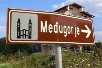 Medjugorje non è solo un luogo di preghiera, conversione, guarigione, pace e miracoli, ma si trova nel cuore dell’Erzegovina, un’area immersa in una natura lussureggiante, con fiumi color smeraldo e imponenti montagne. Il silenzio, l’assenza di traffico e di industrie contribuiscono a uno stile di vita rilassato, ideale per allontanarsi dallo stress della vita cittadina e dai ritmi frenetici imposti dalla società moderna.