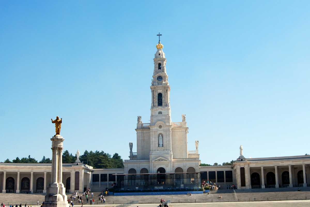 Durante questa apparizione, la Madonna rivelò di essere la “Signora del Rosario” e chiese la costruzione di una cappella in suo onore.