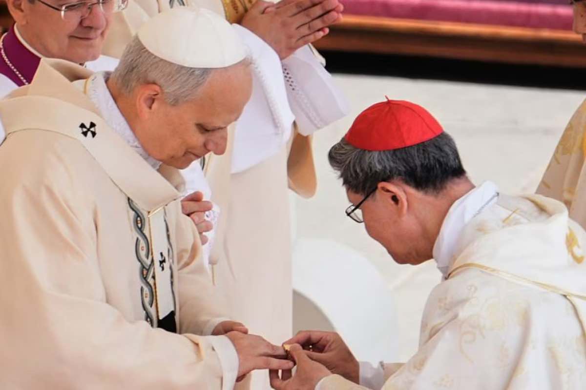 L'omelia sottolinea l'unità delle Chiese e il comando di amare. Il Papa invita a costruire una Chiesa unita, segno di fraternità e pace nel mondo.