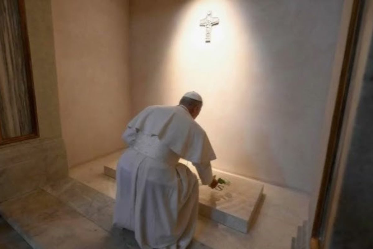 Leone XIV ha sorpreso tutti decidendo di recarsi in forma privata alla Basilica di Santa Maria Maggiore, dove ha voluto sostare in preghiera sulla tomba di Papa Francesco
