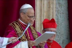 Con l’elezione di Robert Francis Prevost, la Chiesa accoglie il primo Papa appartenente all’Ordine di Sant’Agostino e il secondo di origini americane, dopo Papa Francesco.
