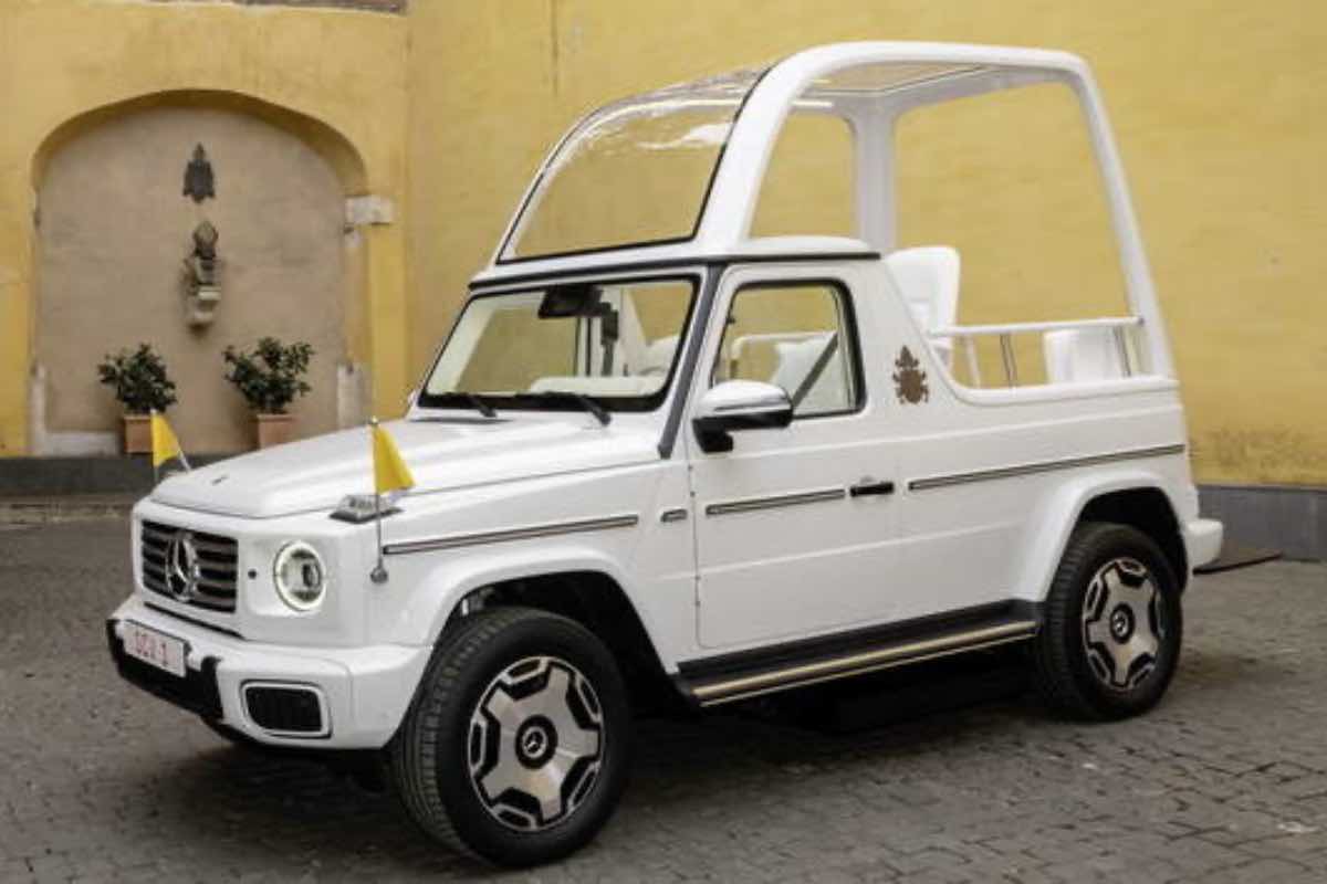 La sua papamobile, ora trasformata in unità sanitaria mobile per i bambini di Gaza