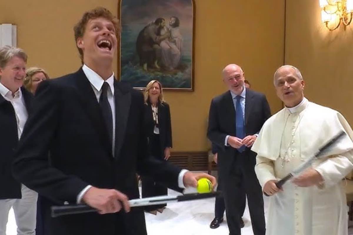 «Vuole giocare un po'?». La risposta del Papa, sorridendo e indicando i lampadari del Palazzo Apostolico, è stata: «Qui è meglio di no». Questo momento di leggerezza ha reso l’incontro non solo un evento protocollo, ma anche un’occasione per celebrare la gioia e la passione del tennis, sport che unisce generazioni e culture.