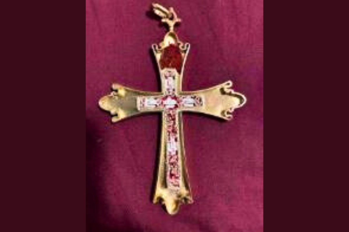 le reliquie nella croce pettorale di leone xiv