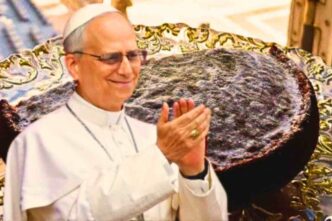 la torta della feliictà per papa Leone