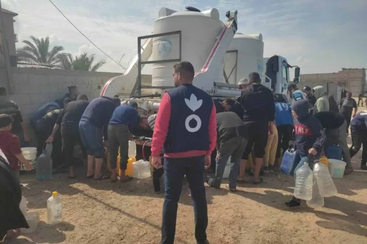 si sono verificati gravi problemi durante l'ingresso degli aiuti, inclusi scontri che hanno portato a vittime, con le autorità locali che segnalano attacchi israeliani su centri di distribuzione.
