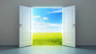 È già tardi, la porta è chiusa, i bambini dormono. Ma Gesù ci dice: «Anche se non si alzasse a darglielo perché gli è amico, si alzerà almeno per la sua insistenza e gli darà tutto ciò di cui ha bisogno»