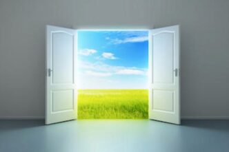 È già tardi, la porta è chiusa, i bambini dormono. Ma Gesù ci dice: «Anche se non si alzasse a darglielo perché gli è amico, si alzerà almeno per la sua insistenza e gli darà tutto ciò di cui ha bisogno»