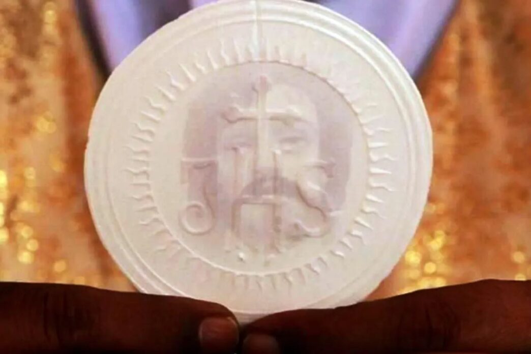 Questo evento, considerato il primo miracolo eucaristico del paese, ha portato gioia e celebrazione tra i fedeli, attirando l’attenzione del mondo intero e richiamando l’importanza della presenza reale di Cristo nell’Eucaristia, un principio cardine della fede cattolica.