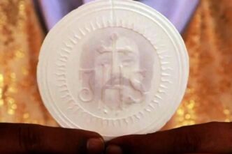 Questo evento, considerato il primo miracolo eucaristico del paese, ha portato gioia e celebrazione tra i fedeli, attirando l’attenzione del mondo intero e richiamando l’importanza della presenza reale di Cristo nell’Eucaristia, un principio cardine della fede cattolica.