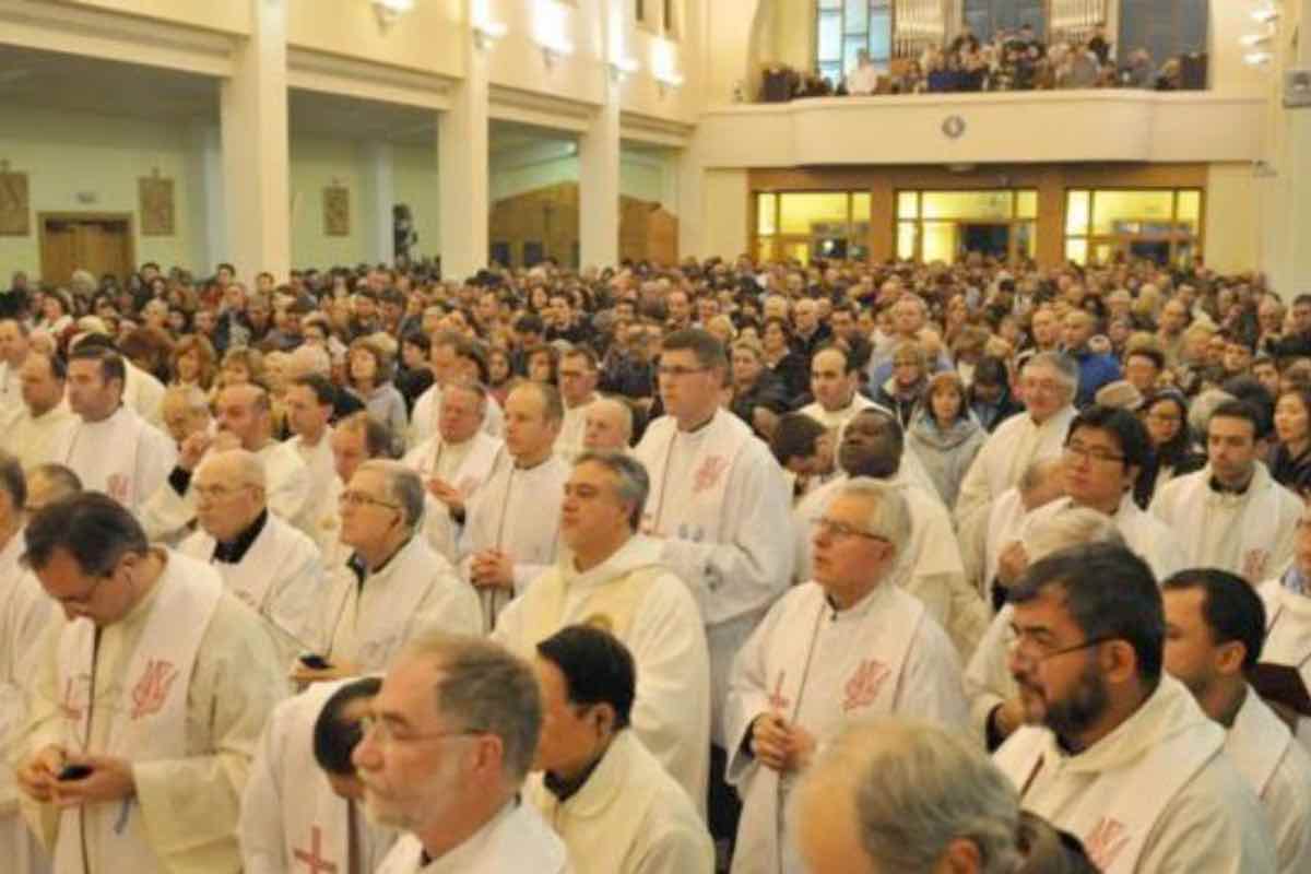 “Ogni giornata si apre con la preghiera davanti al Santissimo, attraverso l’Adorazione Eucaristica. Segue un momento di formazione, quindi le pause e lo scambio di esperienze