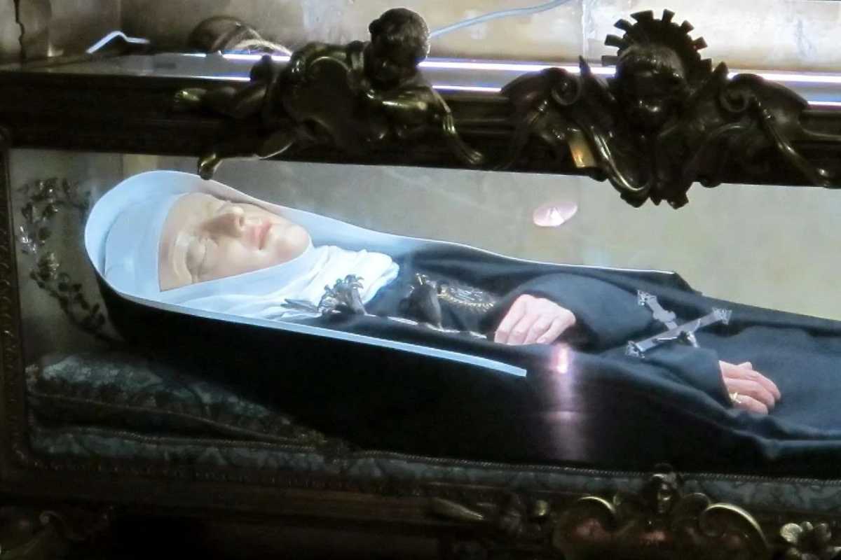 Santa Giuliana Falconieri: il miracolo dell'Ostia e quel segno viola sul cuore