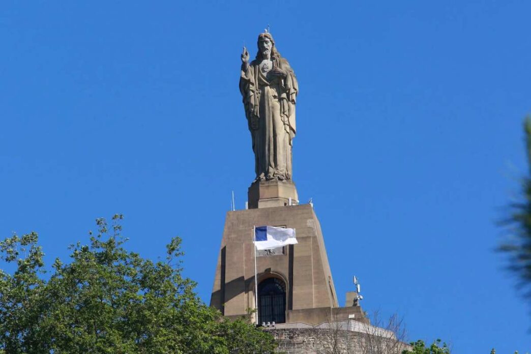 La statua del Sacro Cuore, eretta nel 1950, è un'opera che ha richiesto anni di progettazione e una significativa raccolta fondi pubblica per essere realizzata. L’idea di costruire un monumento dedicato al Sacro Cuore risale addirittura al 1928, ben prima dell’ascesa al potere di Francisco Franco