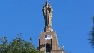 La statua del Sacro Cuore, eretta nel 1950, è un'opera che ha richiesto anni di progettazione e una significativa raccolta fondi pubblica per essere realizzata. L’idea di costruire un monumento dedicato al Sacro Cuore risale addirittura al 1928, ben prima dell’ascesa al potere di Francisco Franco