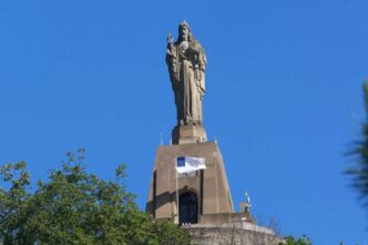 La statua del Sacro Cuore, eretta nel 1950, è un'opera che ha richiesto anni di progettazione e una significativa raccolta fondi pubblica per essere realizzata. L’idea di costruire un monumento dedicato al Sacro Cuore risale addirittura al 1928, ben prima dell’ascesa al potere di Francisco Franco