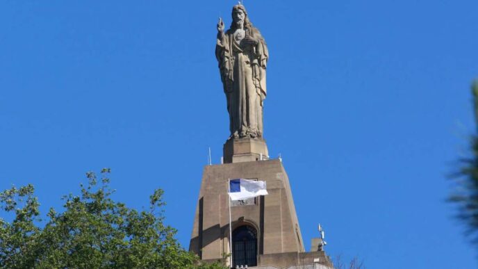 La statua del Sacro Cuore, eretta nel 1950, è un'opera che ha richiesto anni di progettazione e una significativa raccolta fondi pubblica per essere realizzata. L’idea di costruire un monumento dedicato al Sacro Cuore risale addirittura al 1928, ben prima dell’ascesa al potere di Francisco Franco
