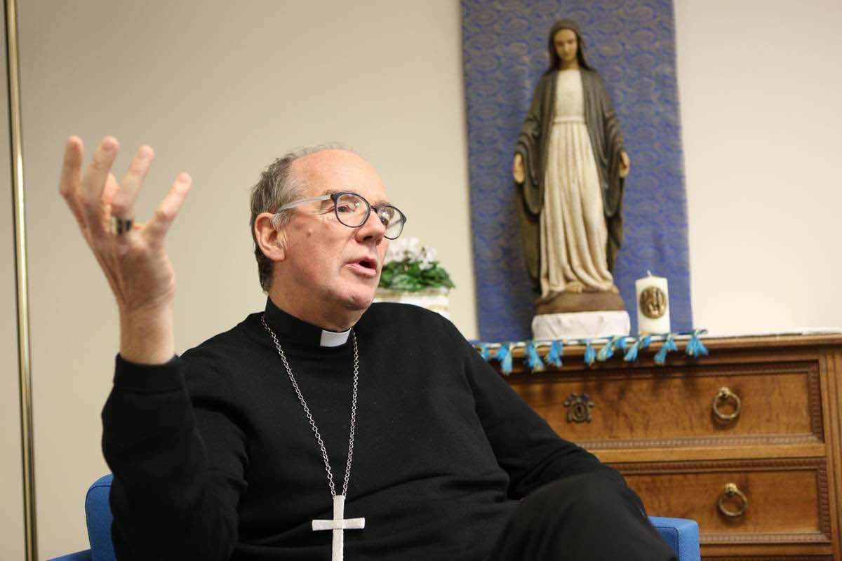 Ogni capitolo, formato da circa 45 pellegrini, è guidato da un sacerdote che si occupa anche delle confessioni.