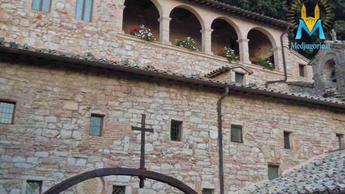 eremo fu fondato da San Francesco d’Assisi agli inizi del XIII secolo come luogo appartato per la meditazione e la preghiera, lontano dal trambusto cittadino
