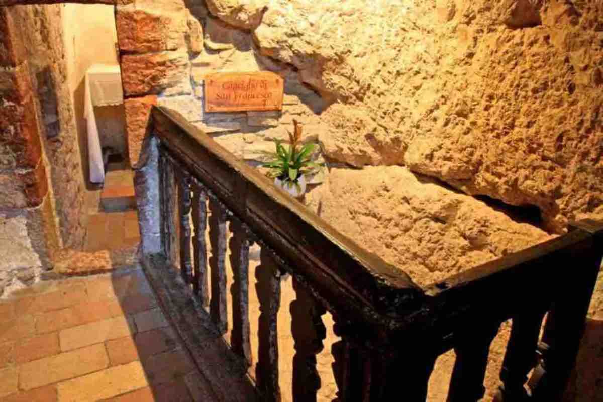 il “letto di pietra” nella grotta di San Francesco, dove il santo trascorreva le notti in meditazione, senza alcun conforto se non la dura roccia, simbolo della sua rinuncia ai beni materiali e della sua mortificazione.