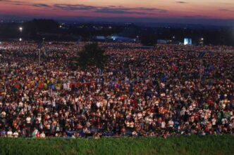 Arriveranno da 146 differenti Paesi, ma l’abbraccio sarà uno solo: quello di Roma, pronta a ospitare mezzo milione di giovani per il loro Giubileo