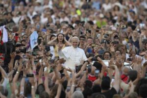 Il Pontefice ha messo in luce la profonda valenza spirituale del pellegrinaggio, descrivendolo come un tempo di grazia per riscoprire il senso della propria vita alla luce della fede