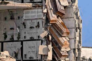 crollo cimitero napoli