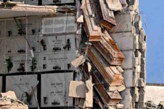crollo cimitero napoli