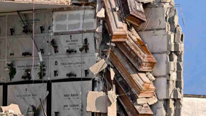 crollo cimitero napoli