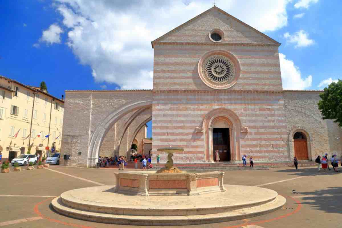 A soli tre anni dalla sua morte, nel 1257, iniziarono i lavori della basilica a lei dedicata, accanto alla chiesa di San Giorgio, dove era stato sepolto San Francesco