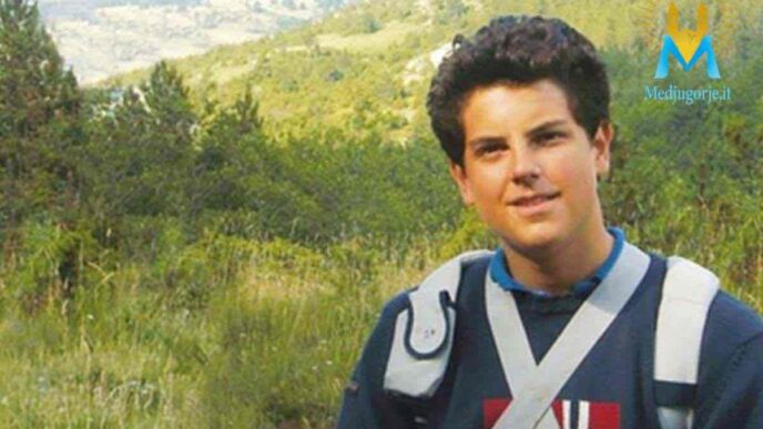 L’intronizzazione della sua statua non è soltanto un atto simbolico, ma un invito a guardare alla sua vita come testimonianza di fede semplice e autentica.