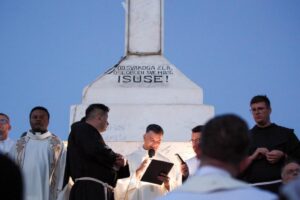 Fra Zvonimir Pavičić ha richiamato tutti al significato della croce: non peso da fuggire, ma segno di vittoria e speranza