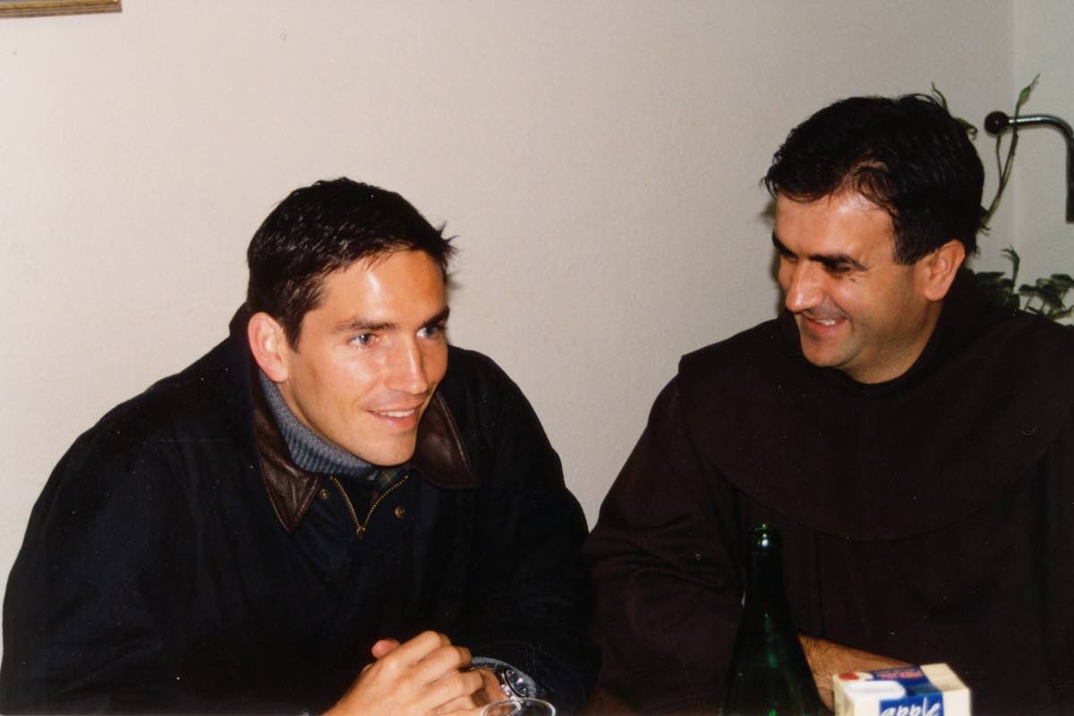 La Passione di Cristo, uscito nel 2004, aveva già segnato un momento decisivo nella carriera di Mel Gibson e nella storia del cinema religioso. Il film raccontava con intensità drammatica le ultime ore della vita di Gesù