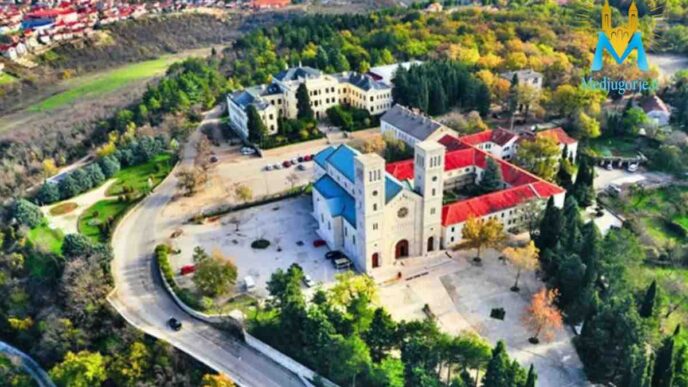 una donna musulmana in hijab, ripresa mentre pregava in un giardino a Široki Brijeg, sarebbe stata invitata ad andarsene da un passante.