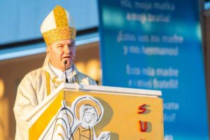 Con il dono del rosario, simbolo della mano di Maria che guida verso Gesù, i giovani hanno ricevuto il mandato di diventare testimoni.
