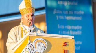 Con il dono del rosario, simbolo della mano di Maria che guida verso Gesù, i giovani hanno ricevuto il mandato di diventare testimoni.