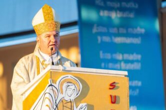 Con il dono del rosario, simbolo della mano di Maria che guida verso Gesù, i giovani hanno ricevuto il mandato di diventare testimoni.