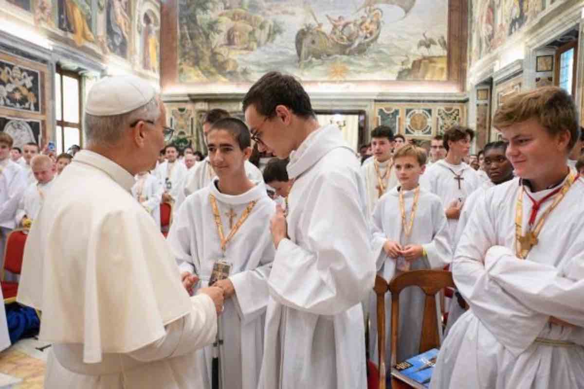 ha ringraziato i chierichetti del loro servizio, invitandoli a svolgerlo con dignità e consapevolezza della grandezza di ciò che si celebra sull’altare.