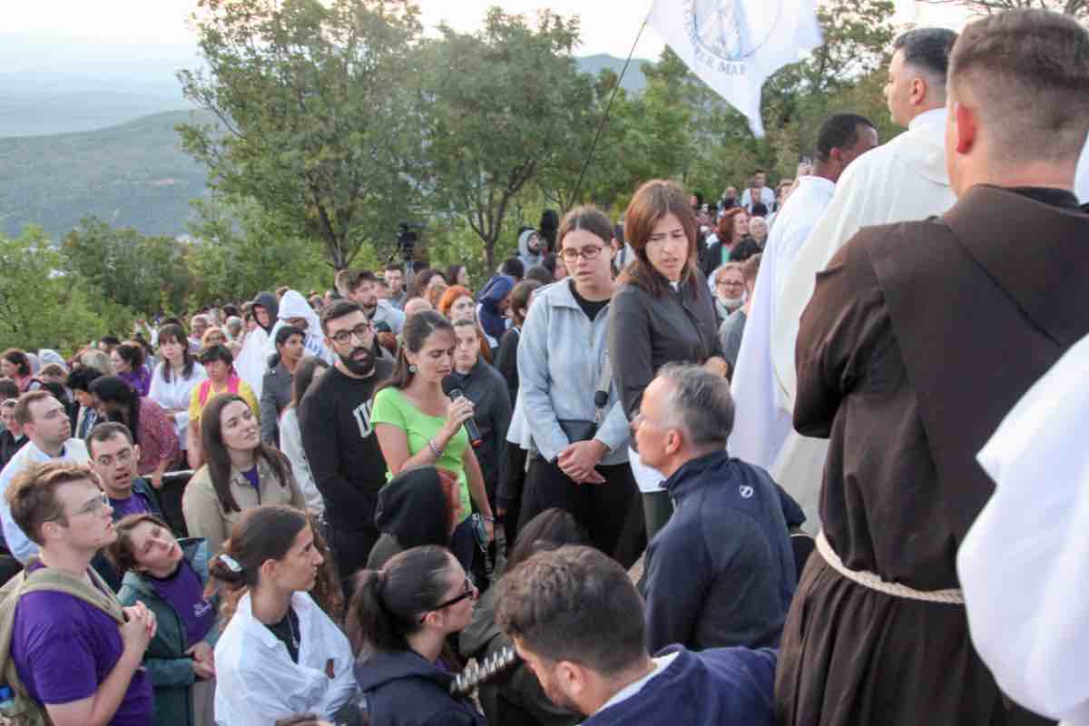 “Quando il peso diventa insopportabile, basta stare all’ombra della croce di Gesù. Lì ogni paura e dolore si dissolvono”.
