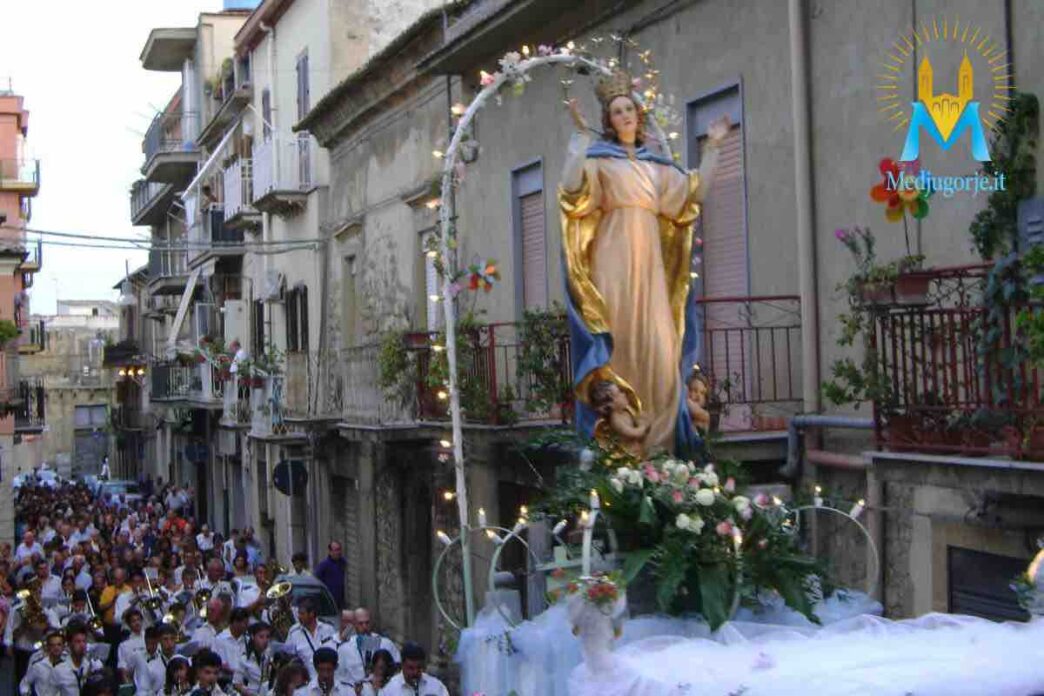 la Chiesa celebra l’Assunzione di Maria, il mistero di una donna che, al termine della sua vita, è stata accolta nella pienezza della comunione con Dio