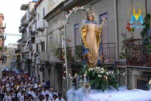 la Chiesa celebra l’Assunzione di Maria, il mistero di una donna che, al termine della sua vita, è stata accolta nella pienezza della comunione con Dio