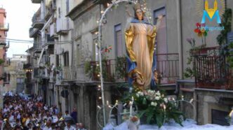 la Chiesa celebra l’Assunzione di Maria, il mistero di una donna che, al termine della sua vita, è stata accolta nella pienezza della comunione con Dio
