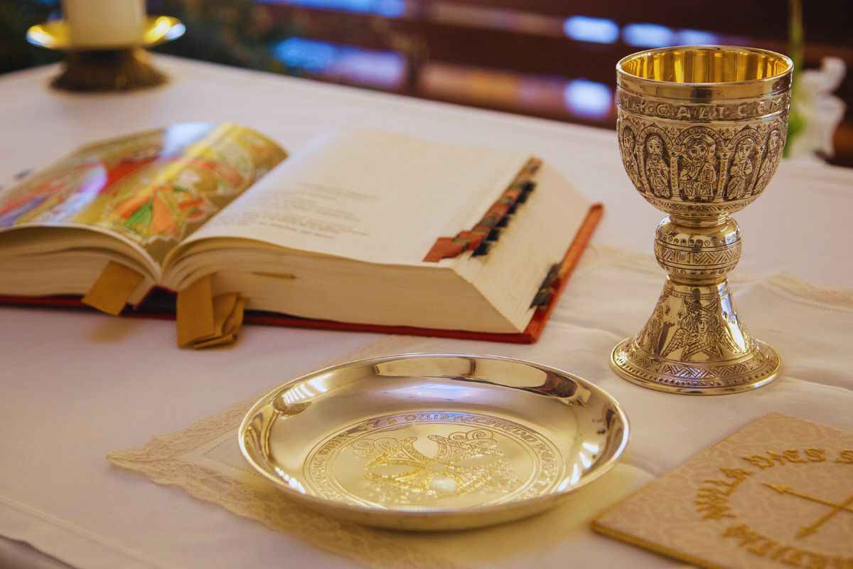 come si chiamano gli oggetti che il sacerdote usa durante la messa?
