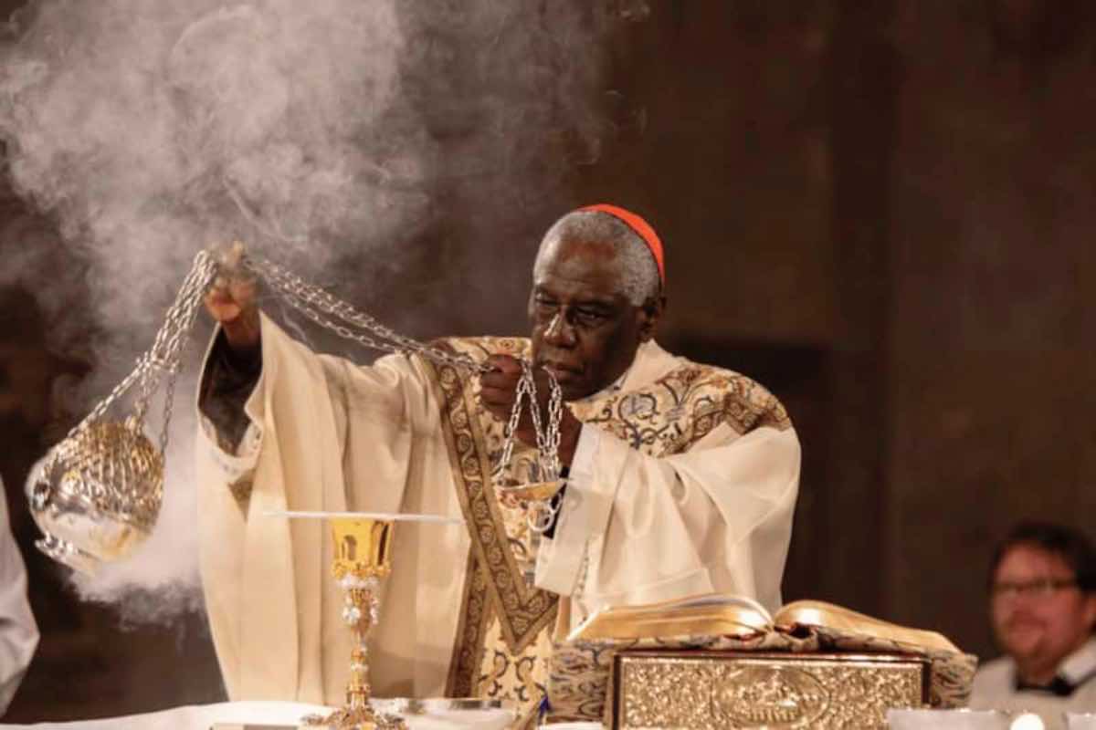 Sul tema della liturgia e dell’uso del Messale del 1962, Sarah difende la varietà dei riti cattolici come una ricchezza, criticando l’eventualità di vietare il rito antico