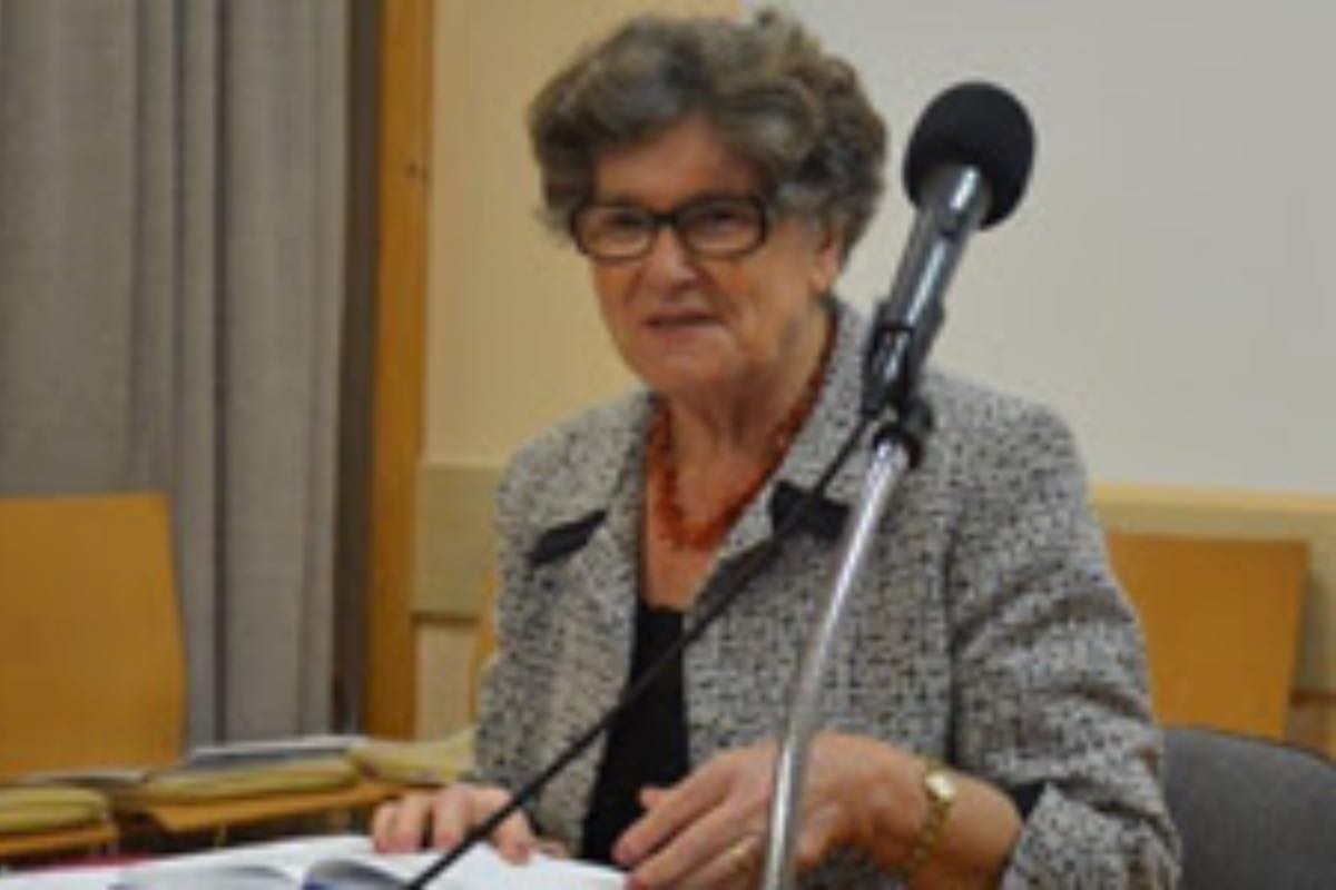 La dott.ssa Škarica, nata nel 1948, è sposata e madre di quattro figli. Dopo gli studi di medicina e la specializzazione in medicina scolastica, ha dedicato la sua vita non solo alla professione sanitaria ma anche all’accompagnamento delle famiglie